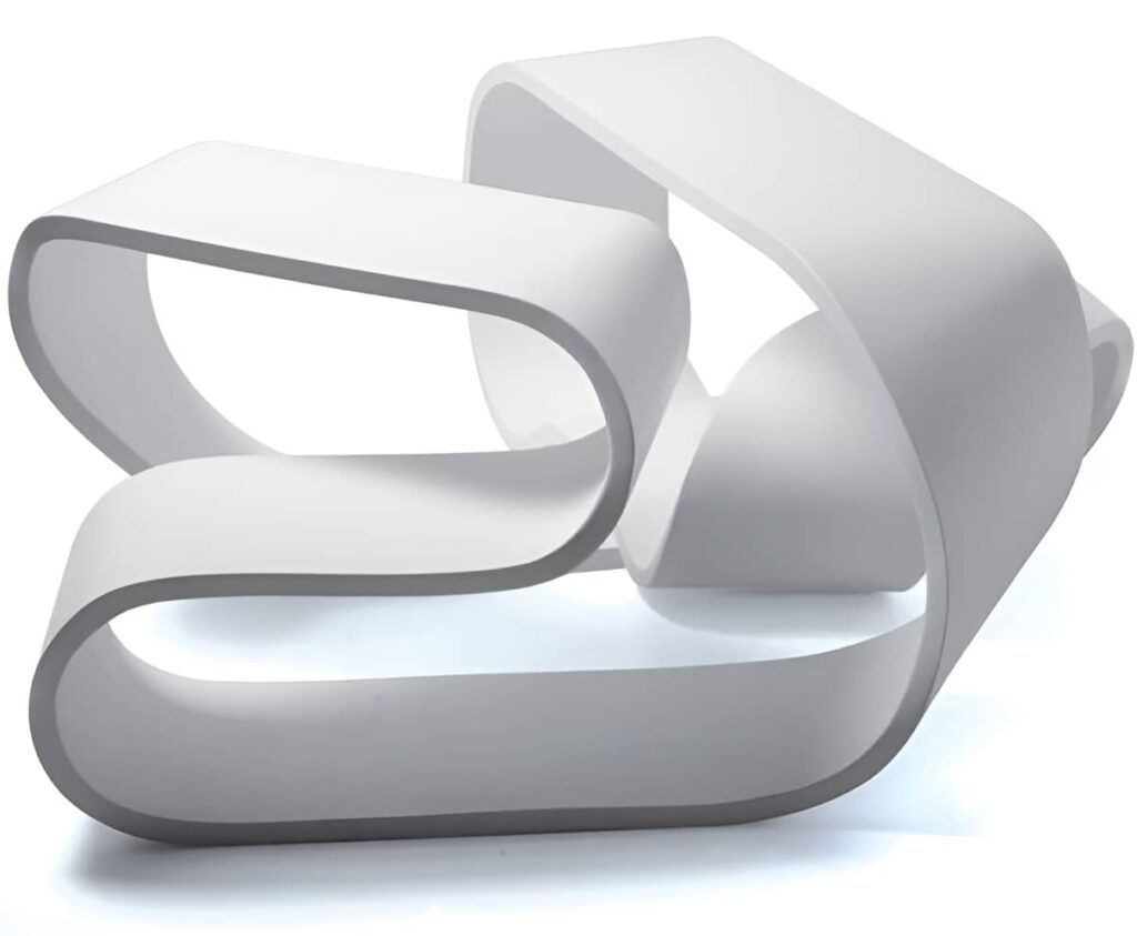 Uma escultura moderna e abstrata feita de uma fita contínua, branca e curvada, que se entrelaça em uma forma complexa e elegante